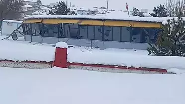 Sivas'ta Şiddetli Kar Yağışı Düğün Salonunun Çatısını Yıktı