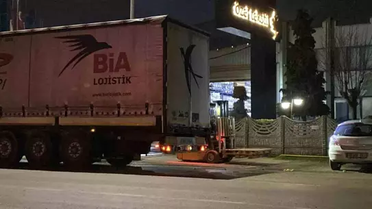 İnegöl'de TIR kazası: Dorseden düşen işçi hastaneye kaldırıldı