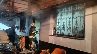Hatay'ın Kumlu Mahallesinde Müstakil Ev Yangını Kontrol Altına Alındı