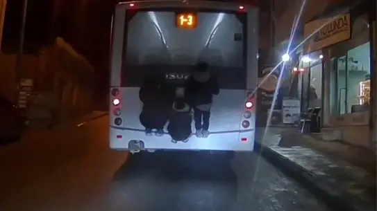Tekirdağ’da Çocuklar Otobüsün Arkasından Asılarak Tehlikeli Yolculuk Yaptı