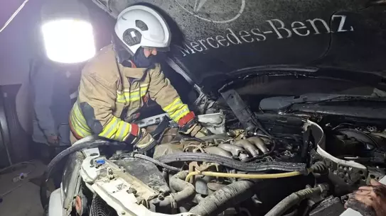 Hatay’ın Samandağ İlçesinde Garajda Park Halindeki Araç Yangını