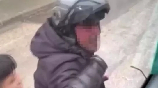 Adana’da Yol Tartışması: Motosiklet Sürücüsü Servis Camını Kırdı