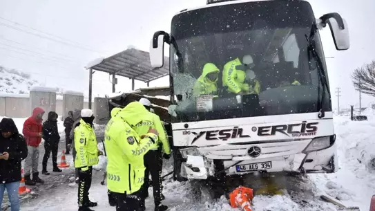 Bitlis'te Yolcu Otobüsü Polis Kontrol Noktasına Çarptı: 4 Memur Hafif Yaralandı
