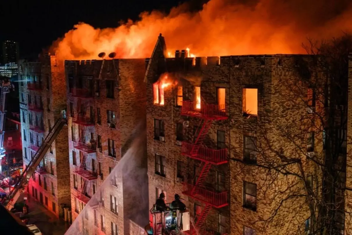 New York gaz patlaması sonrası yangın görüntüsü