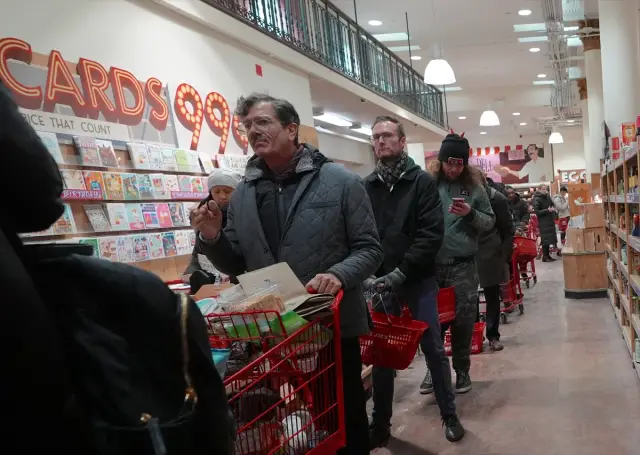 Kar yağışıyla kaplı bir şehir silueti