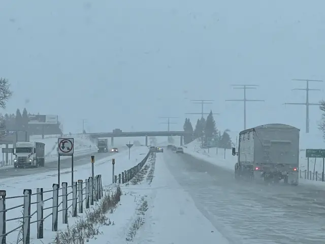 Soğukta protesto eden gençler