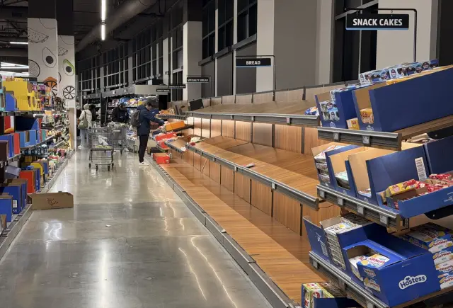 Kar altında evlerin dış görünüşü