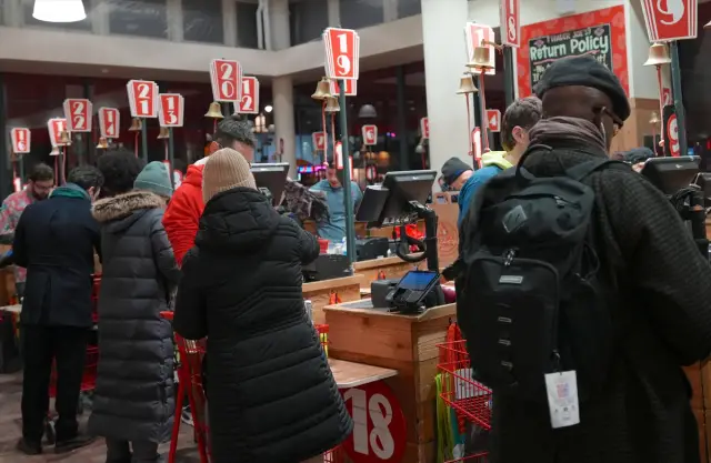 Buz tutmuş bir nehir ve köprü