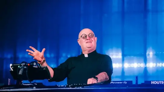 Portekizli Rahip 'Padre Guilherme' Elektronik Müziğin Yeni Yüzü Oldu