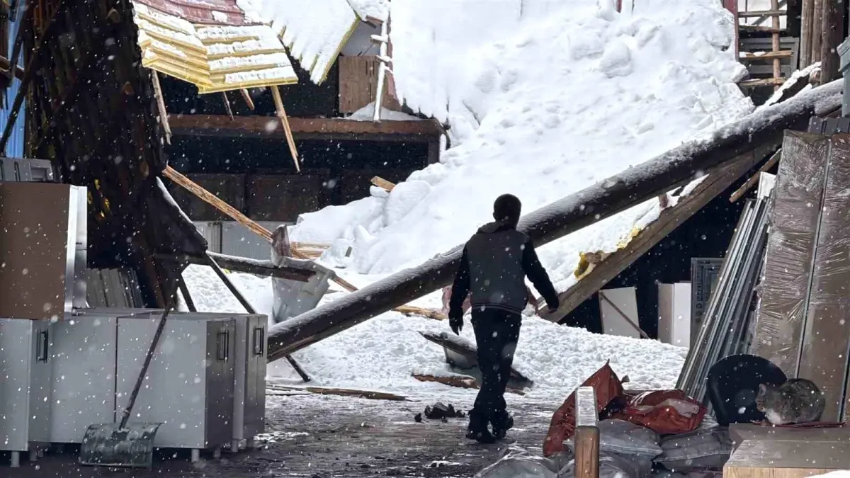 Sivas'ta Kar Felaketi: İşyerleri Çöktü, Kar Temizleme Aracı Devrildi