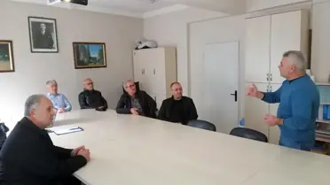 Eğitim sırasında arı kovanı incelemesi