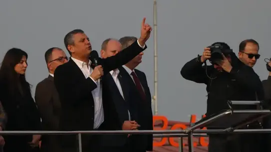 Özgür Özel, Yalova’da Belediye Başkanlarını Övgüyle Anladı ve Ekonomik Vizyonunu Paylaştı