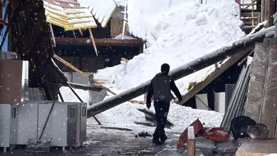 Kar yağışı sonrası yıkılan işyerleri