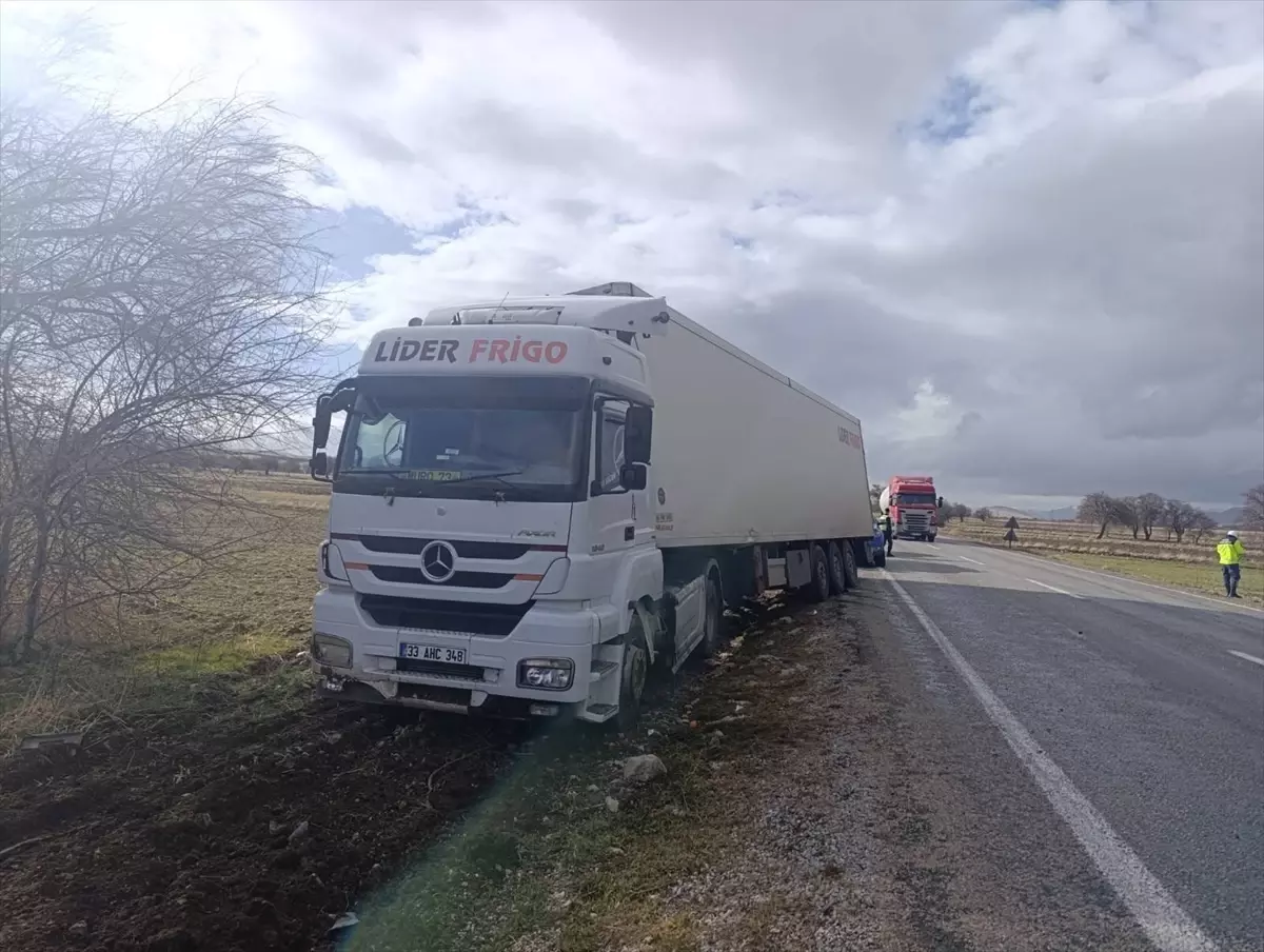 Dinar’da Tır ve Otomobil Çarpışması: 5 Yaralı