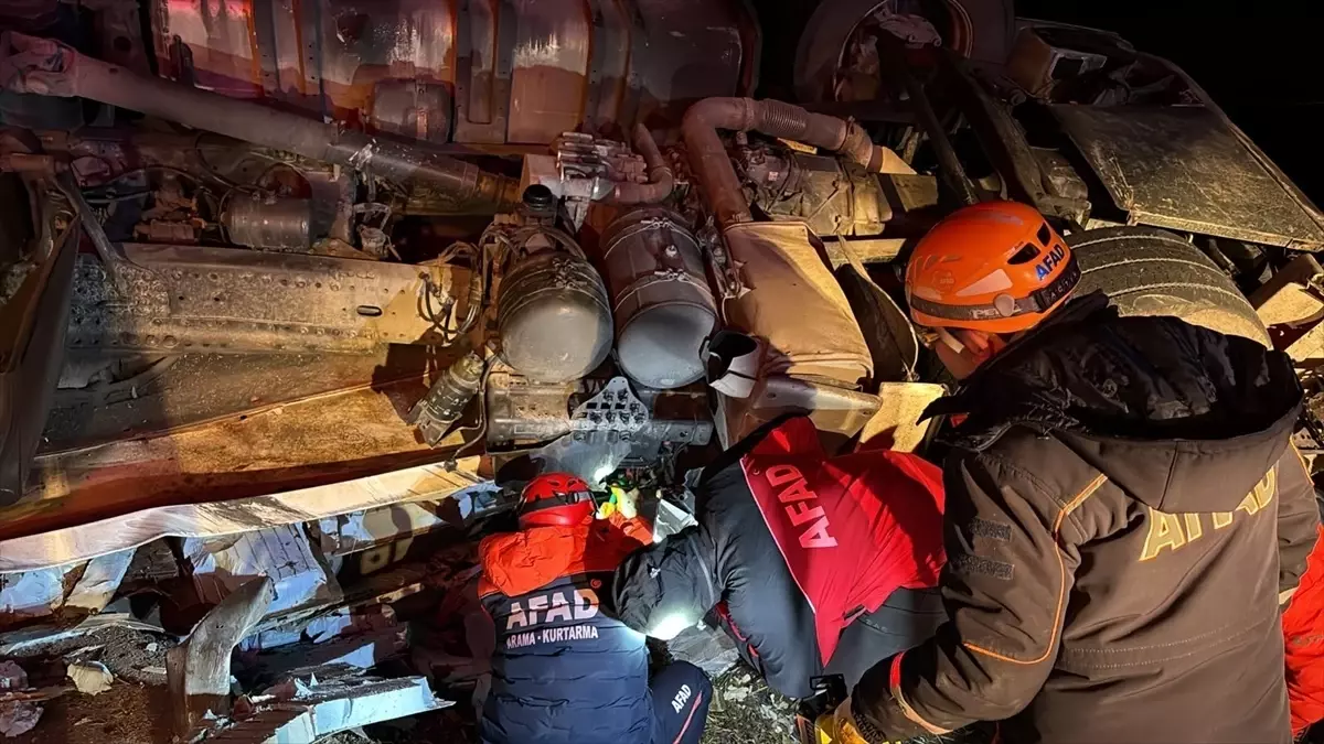 Aksaray’da Tır Devrildi: Sürücü Olay Yerinde Hayatını Kaybetti