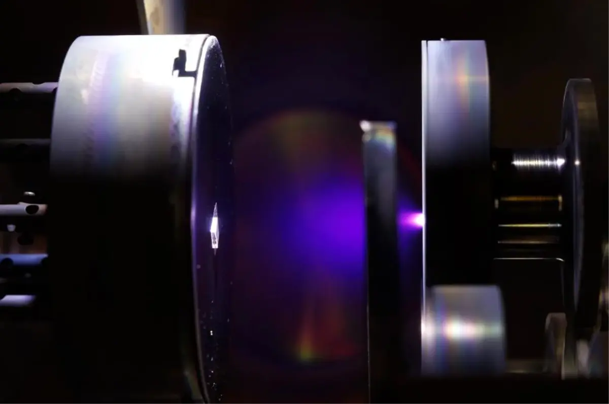 Çinli araştırmacıların yeni ferroelektrik malzeme laboratuvar fotoğrafı