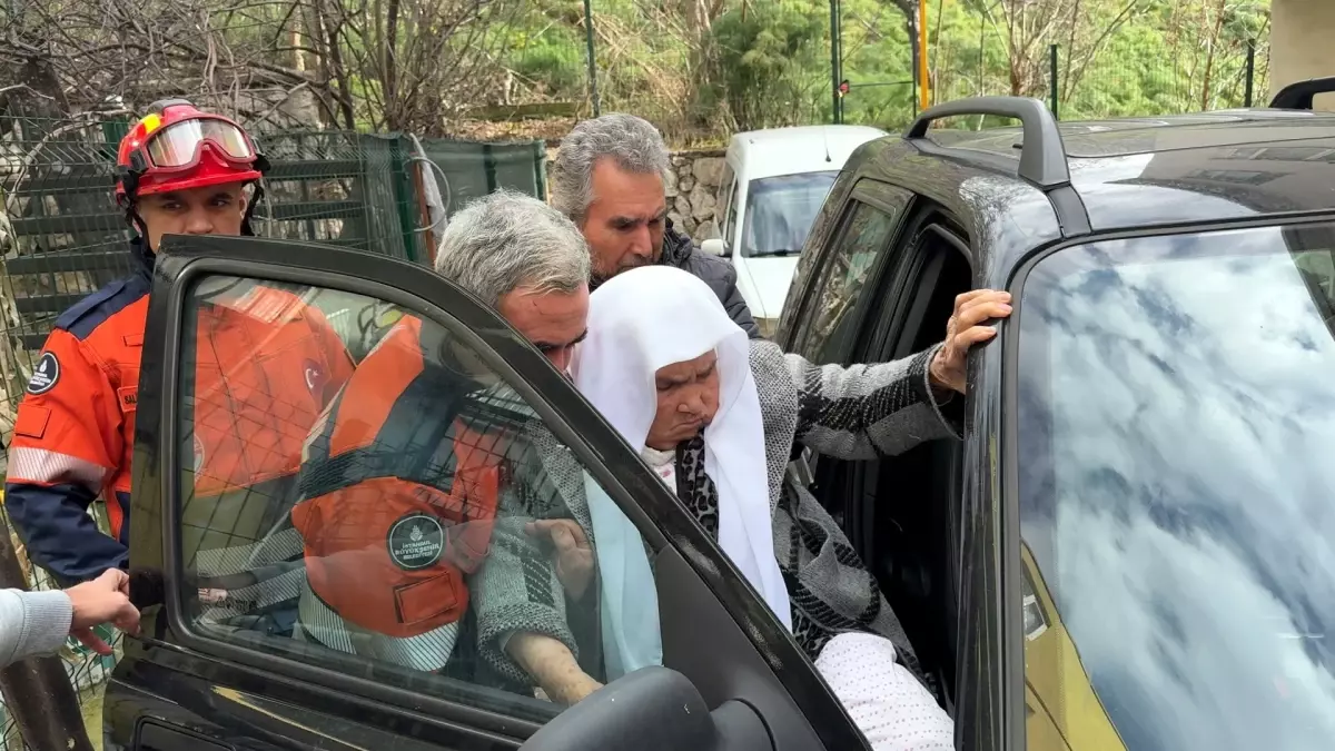 90 Yaşındaki Zeliha Kocabıyık, Avcılar’da İtfaiye Desteğiyle Hastaneye Götürüldü