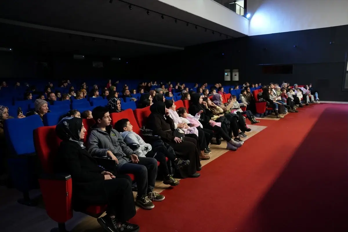 Bafra’da Çocuk Tiyatrosu: Külkedisi Masalı Sahneye Taşındı