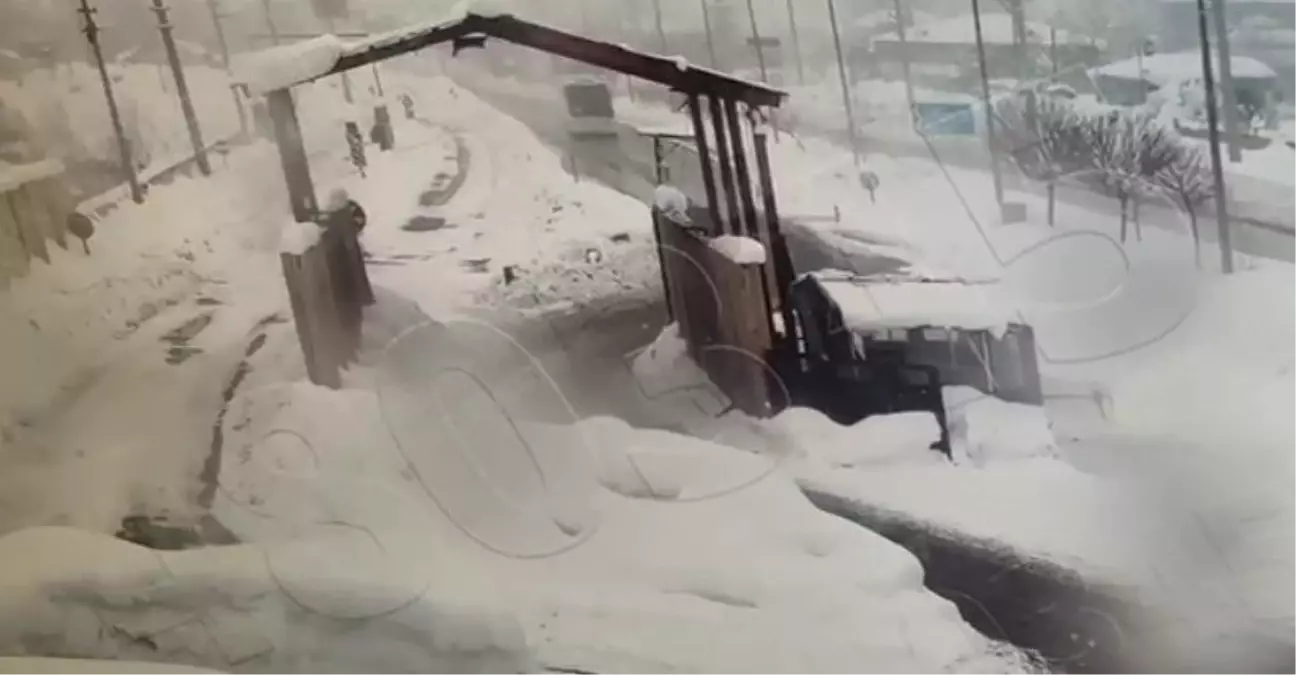 Bitlis'te Yolcu Otobüsü Kontrol Noktasına Çarparak 4 Polisin Hafif Yaralanması