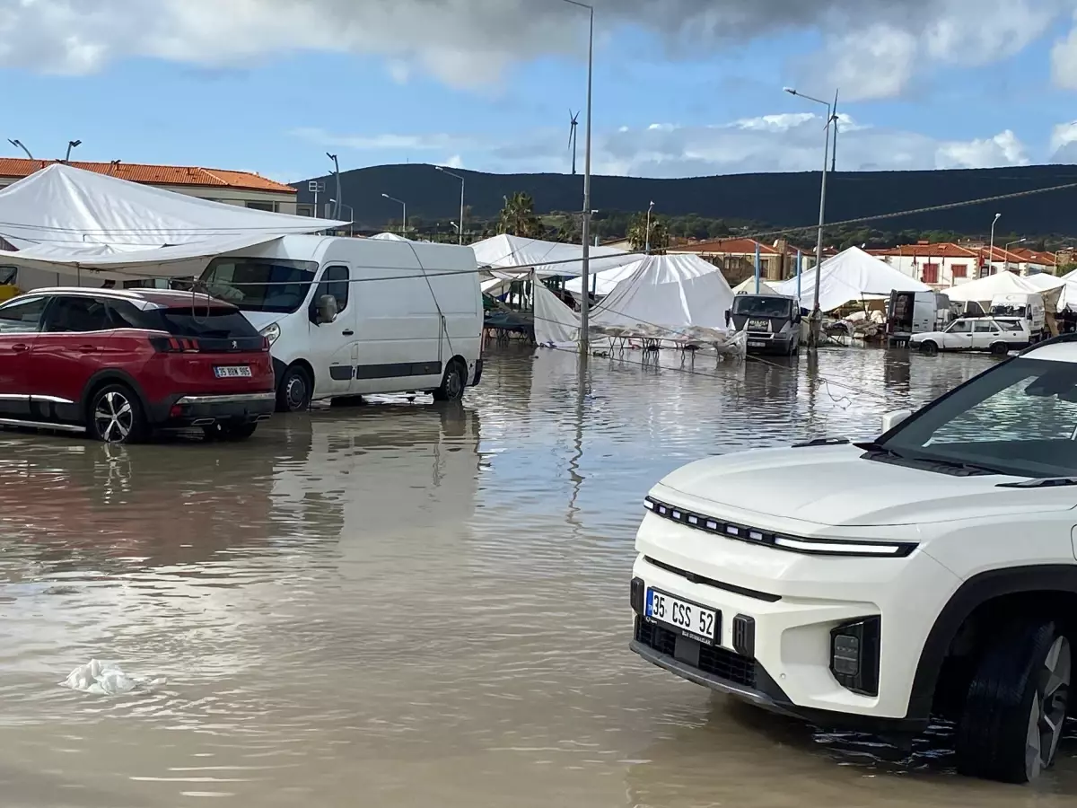 Çeşme’de Şiddetli Sağanak Sel, Alacatı Pazarı ve Hacı Memiş Kabristanlığı Sular Altına Çekti