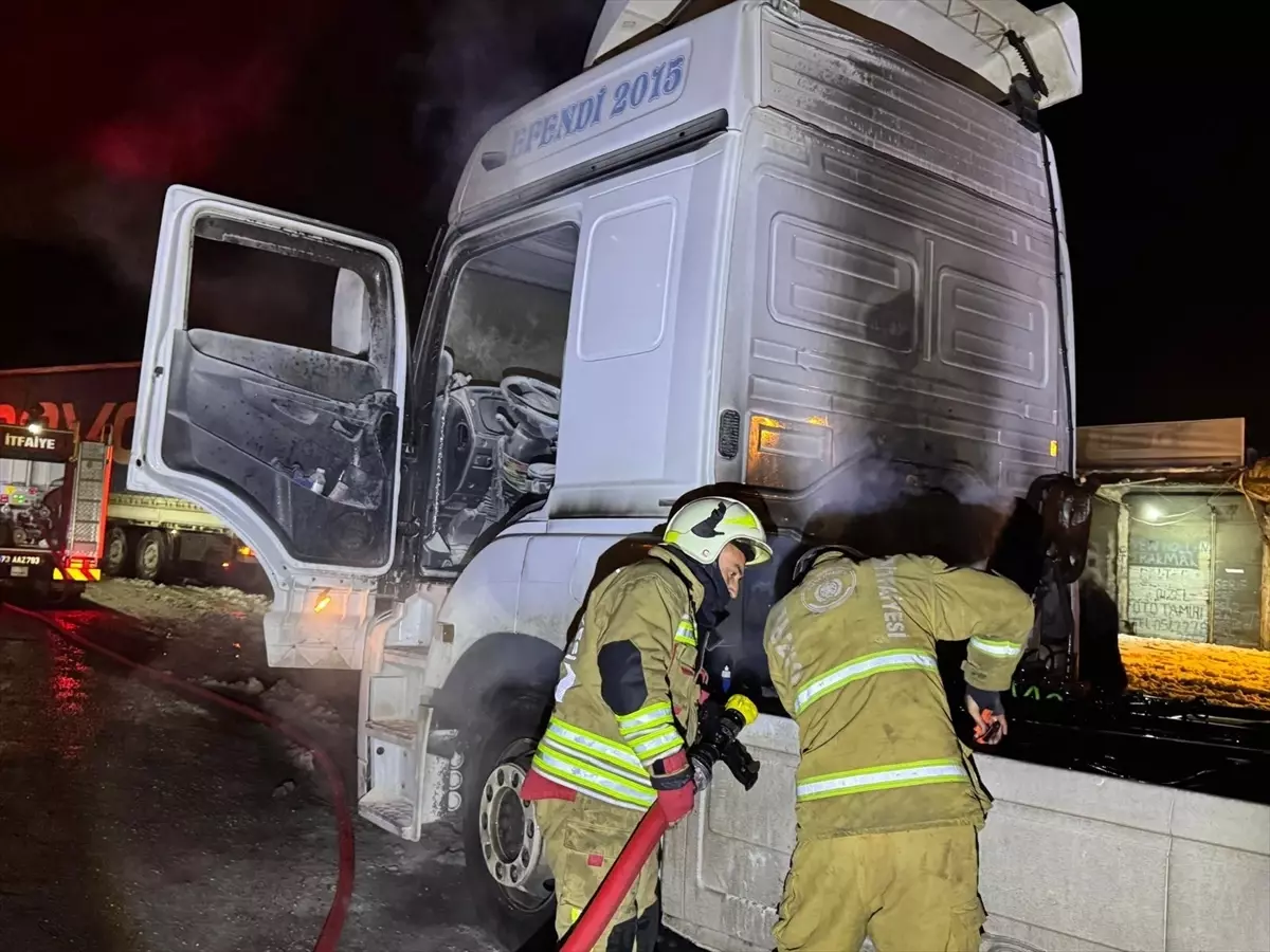 Cizre'de Seyir Halindeki Tırda Çıkan Yangın Kısa Sürede Söndürüldü