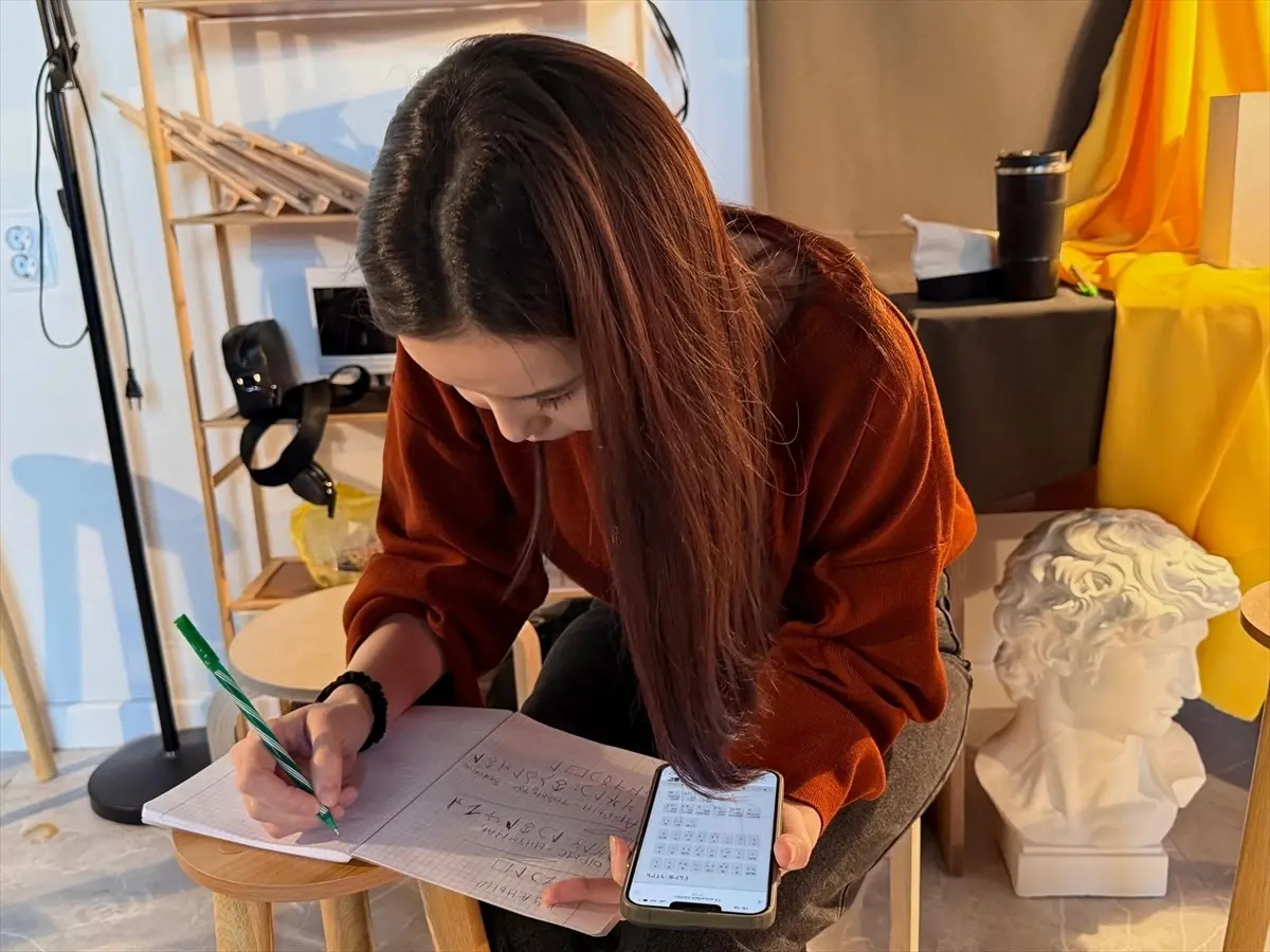 Kazak Sanatçısı Nurkoja, Göktürk Runik Yazısını Genç Nesle Öğretiyor