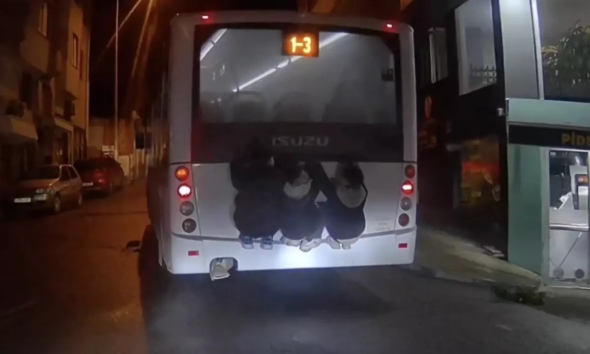 Tekirdağ’da Otobüsün Arkasına Sıkışan 3 Çocuk Güvenlik Endişesi Yaratıyor