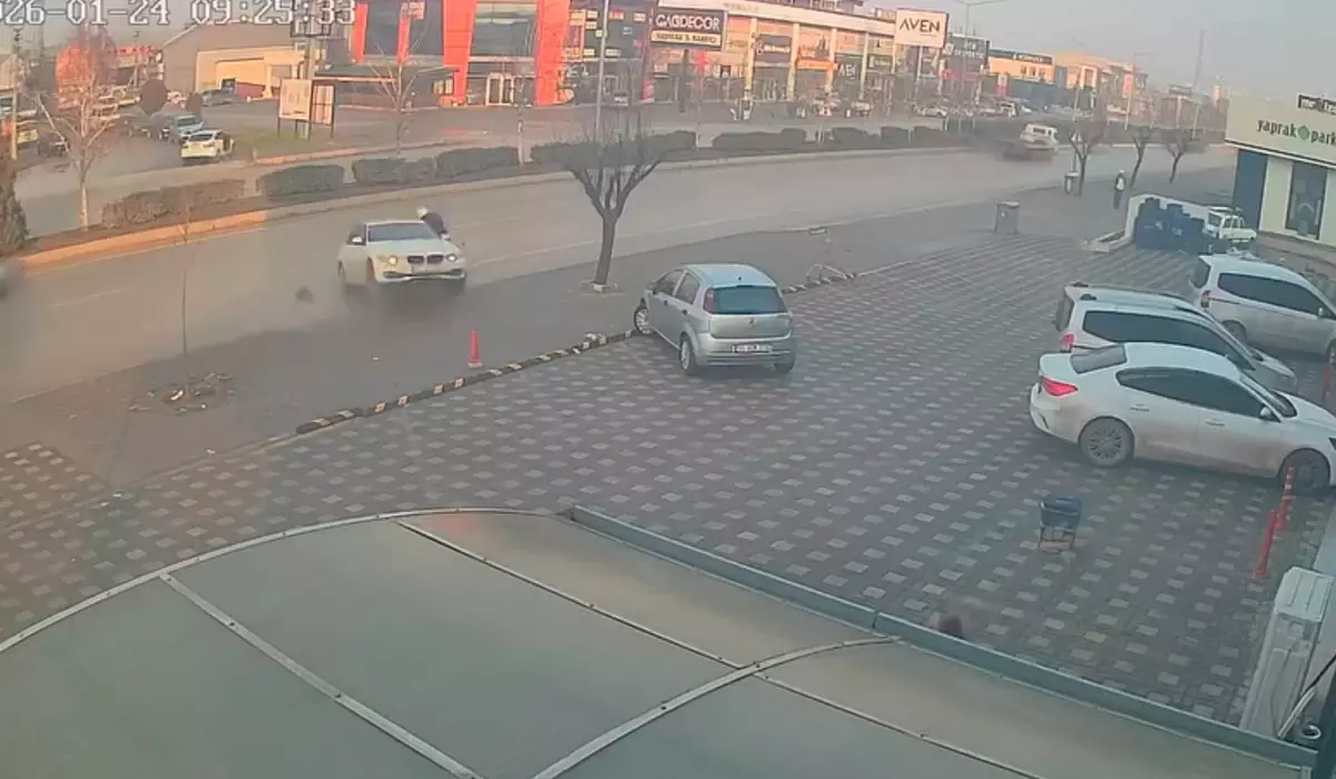 Kazada otomobil ve motosiklet çarpışması anı