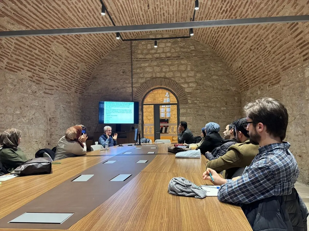 Rami Kütüphanesi'nde Osmanlı kitabe atölyesi katılımcıları