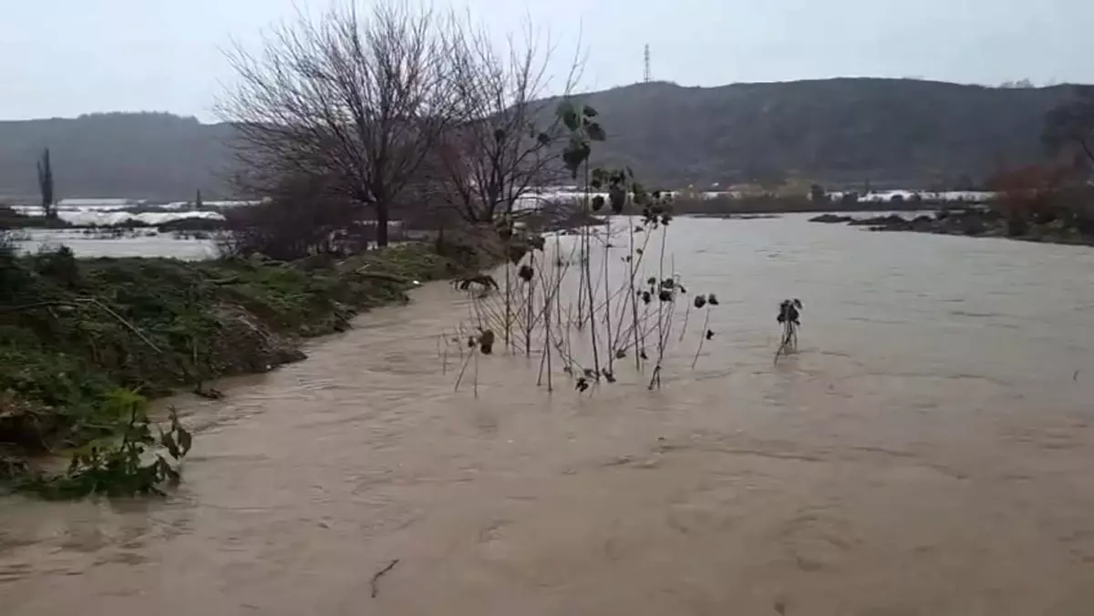 Antalya’da Şiddetli Yağışlar Yol ve Tarım Alanlarını Sular Altına Sürükledi