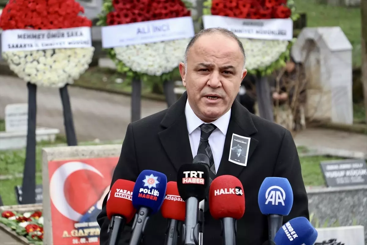 Sakarya’da Şehit Emniyet Müdürü Ali Gaffar Okkan’ın Mezarı Başında Anma Töreni Gerçekleşti