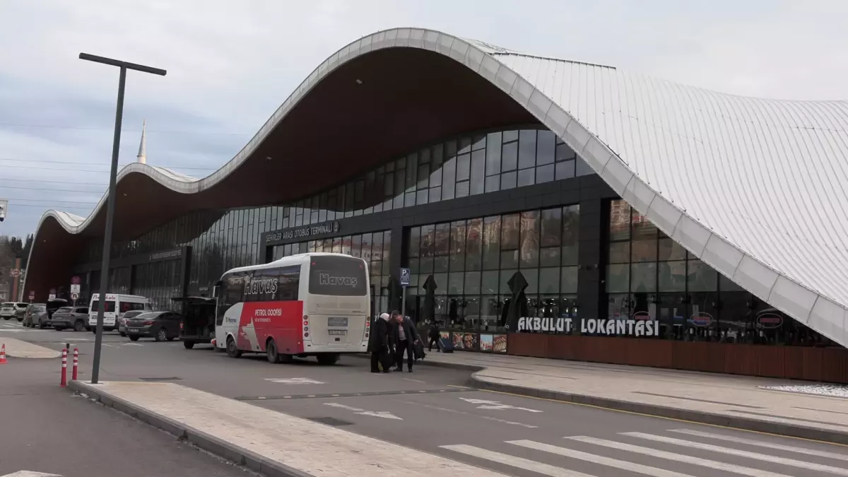 Trabzon’da Otobüs Kontrolden Çıkarak Çocuğa Çarptı, Yaralı Çocuk Hastaneye Kaldırıldı