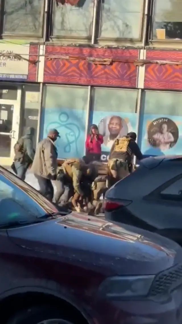 Polislerin gözaltı girişimi