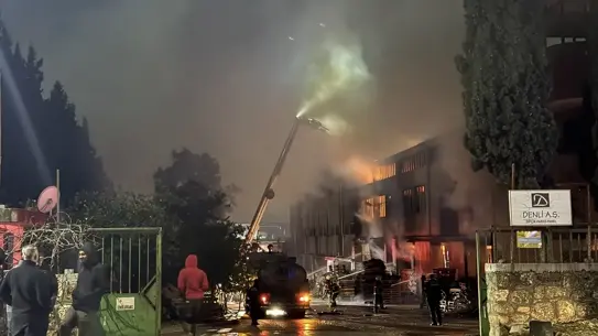 Adana Hacı Sabancı OSB'de Ahşap Fabrikası Yangını Kontrol Altına Alındı