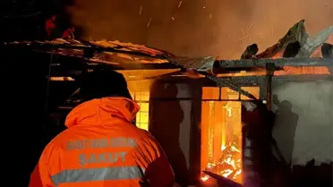 Artvin'in Dereiçi Köyü'nde Ahşap Ev Yangını Kontrol Altına Alındı