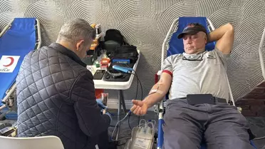 Ahmet Karadeniz kan bağışı yaparken