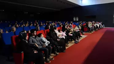 Külkedisi sahnesinde çocuk oyuncular