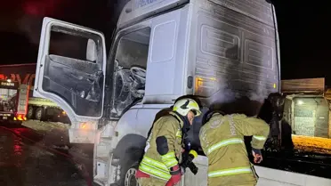 Cizre'de söndürülen tır yangını