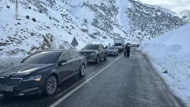 Hakkari yollarında çığ felaketi: Tek şeritten ulaşım sağlandı
