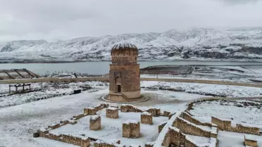 Hasankeyf'in karla kaplı taş evleri