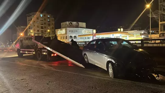 İskenderun’da Bariyere Çarpan Araç Sürücüsü Hastaneye Sevk Edildi