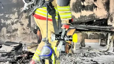 Defne'de Ev Yangını: İki Vatandaş Duman Nefesiyle Hastaneye Kaldırıldı