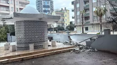 Mersin'de Yağmurlu Havada Kaygan Yolda Araç Cip Camii Duvarına Çarptı