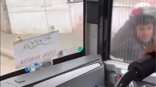 Adana’da Servis Minibüsüne Kaskla Saldırı: Yol Verme Tartışması Şiddetlendi