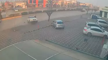 İnegöl'de Kontrolden Çıkan Araç Motosiklete Çarptı, İki Sürücü Sağ Salim