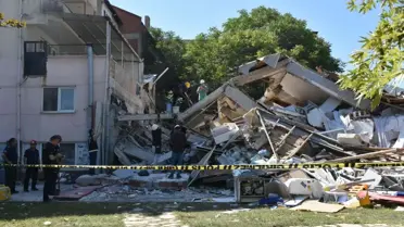 Deprem sonrası Sındırgı sokakları