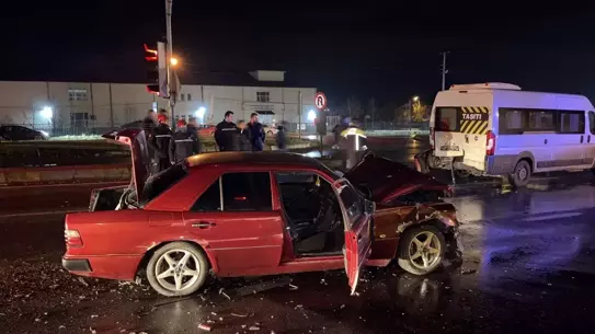 Hendek'te Minibüse Çarpan Otomobilde Sürücü Kaçtı, 2 Yaralı