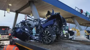 Kazada hasar gören otobüs ve yol