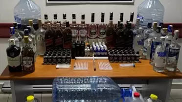 Operasyonda ele geçirilen sahte içki şişeleri