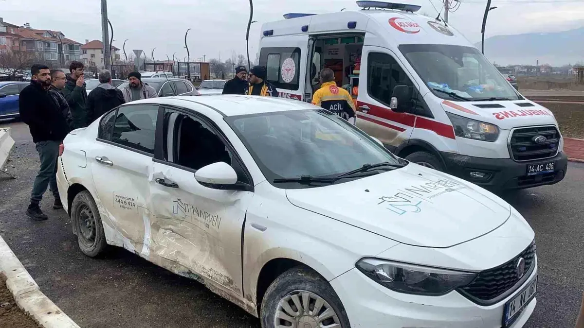 Kaza yerinde iki otomobilin çarpışması